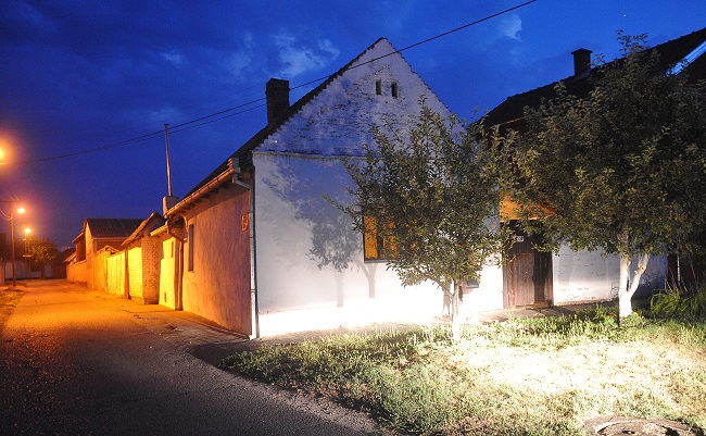 СТРАВИЧАН ЗЛОЧИН У БАНАТСКОМ КАРЛОВЦУ: Ножем избо жену па себи пререзао врат! (ФОТО)